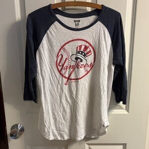 Size Medium Tailgate New York Yankees Baseball Shirt